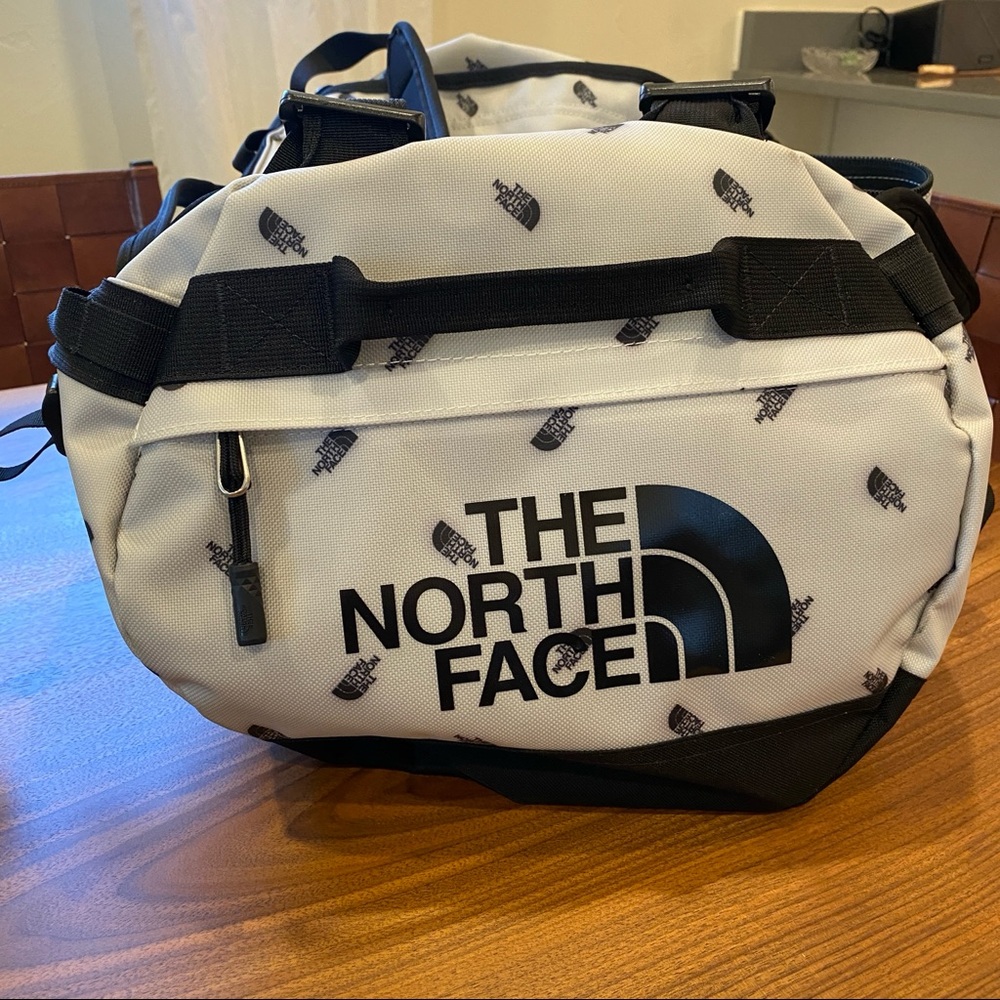 The North Face Monochrome Travel Bag - Picture 2 of 5
